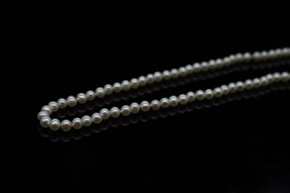 null Necklace of fancy pearls. The clasp in yellow gold 18k (750).

Eagle head hallmark.

Necklace...
