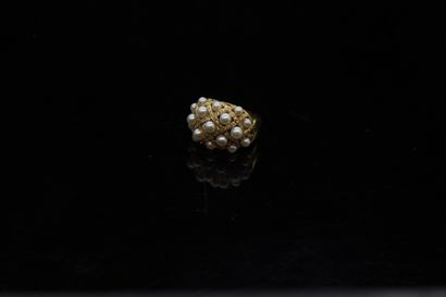 null Dome ring in 18k (750) yellow gold set with pearls and lines of diamonds. 

Finger...