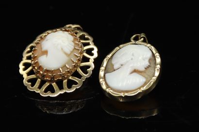 null Lot of two 18k (750) yellow gold pendants with cameos.

Gross weight: 5.04 ...