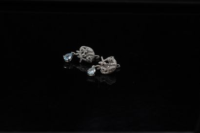 null Pair of 925° silver earrings decorated with monkeys paved with white stones...