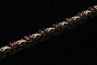 null Yellow and white gold bracelet 18k (750) decorated with oval rubies and diamonds....