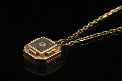 null 18K (750) yellow gold chain and pendant souvenir of square shape with cut sides...