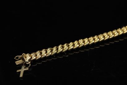 null American curb chain in 18K (750) gold, metal charm.

Eagle head hallmark.

Wrist...