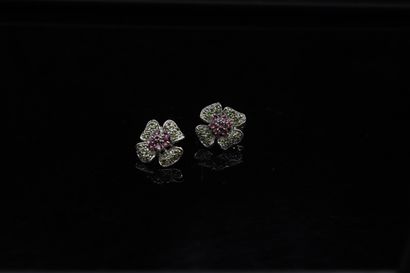 null Pair of earrings in silver 925° with floral design paved with green and pink...