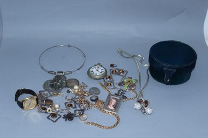 null Strong lot of costume jewelry in metal and silver including : 

- brooches

-...