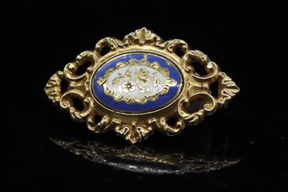 null Brooch in 18k (750) yellow gold with scrolls, flowers and enamel. 

Work late...