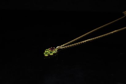 null Chain and pendant in 18K (750) yellow gold forming a cluster of peridots around...