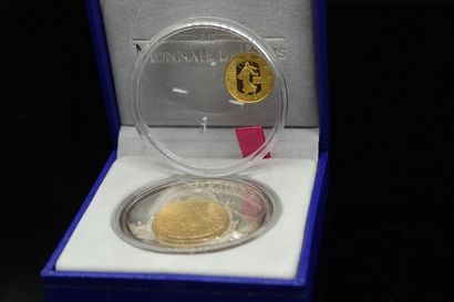 null Lot of the Monnaie de Paris including : 

- a gold coin of 5 euros (999), with...