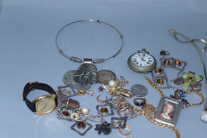 null Strong lot of costume jewelry in metal and silver including : 

- brooches

-...
