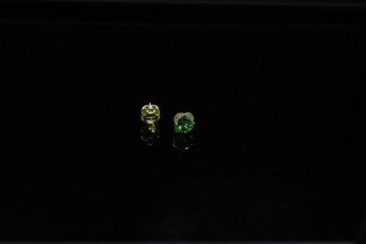 null Pair of silver ear studs 925° vermeillé centered of topazes treated green in...