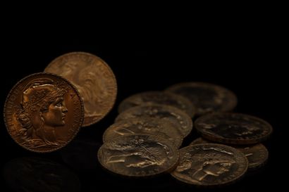 Ten gold coins of 20 francs Coq 1910.

1910...