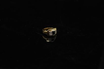 null Yellow gold ring 18k (750) decorated with a sapphire surrounded by a diamond...