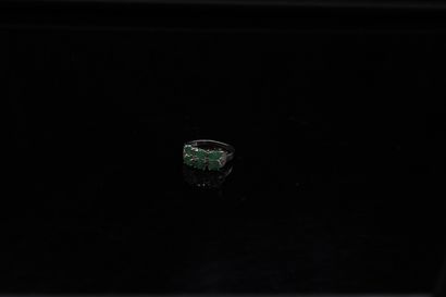 null Silver ring 950° decorated with small oval emeralds and white stones. 

Finger...