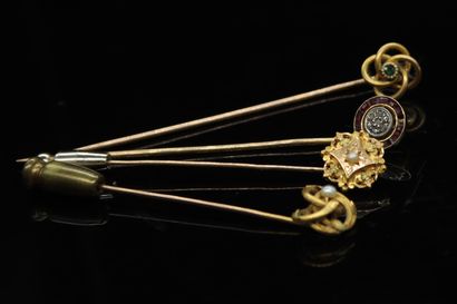 null Lot of three 18K (750) yellow gold tie pins, one set with calibrated sapphires...