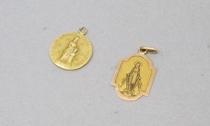 Lot of two medals in 18k (750) yellow gold.

Weight...