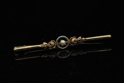 null Brooch in 18K (750) yellow and white gold with flowers and a pearl.

Punches...