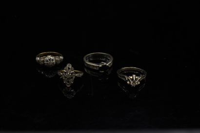 null Lot of rings and debris in 18k (750) yellow and white gold adorned with diamonds....