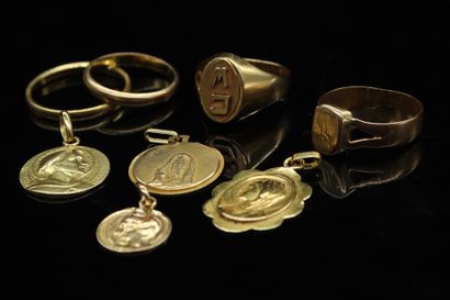 Débris d'or jaune 18k (750) : quatre médailles...