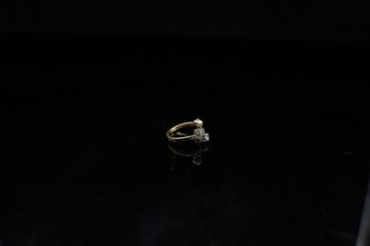 null Ring Toi & Moi in 18k (750) yellow and white gold set with a brilliant-cut diamond...