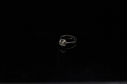 null Solitaire ring in 18k (750) white gold set with a diamond of about 0.25 ct....
