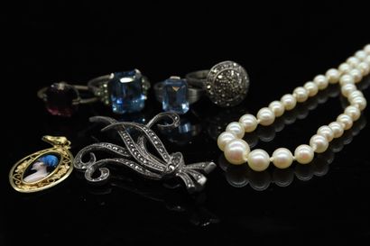Lot composed of a necklace of cultured pearls....