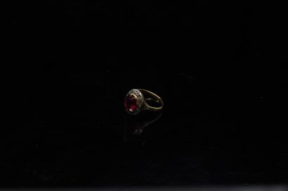 null 18k (750) yellow and white gold ring set with a synthetic pink sapphire in a...