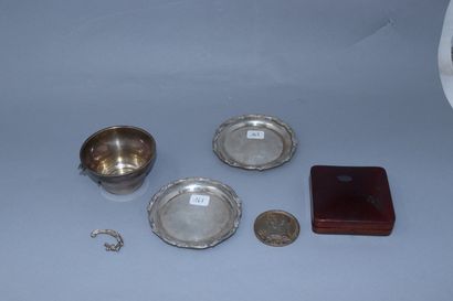null Silver lot including a cup (accident), two cups and a medal. 

Weight : 285...