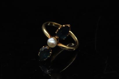 null Yellow gold ring 18k (750) decorated with a cultured pearl and two pear sapphires.

Eagle...
