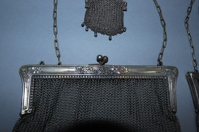 null Lot of two metal evening bags and three silver purses.

Weight : 87.00g.