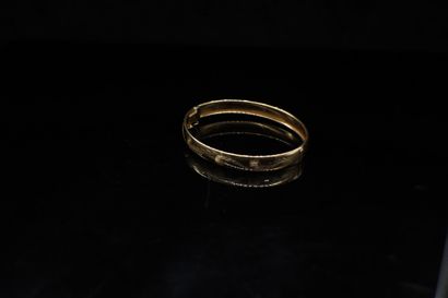 Yellow gold band 18K (750) with chased flowers.

Diameter...