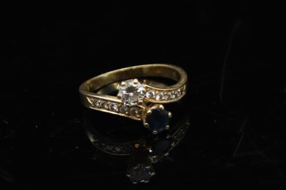 null Toi&Moi ring in 18k (750) yellow gold set with a round diamond and a round sapphire...