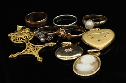 null Lot of 18k (750) and 14k (585) gold including pendants, crosses, rings, cameos,...