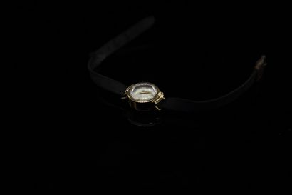 null Lady's wristwatch, the case in 18k (750) yellow gold, golden cone markers on...