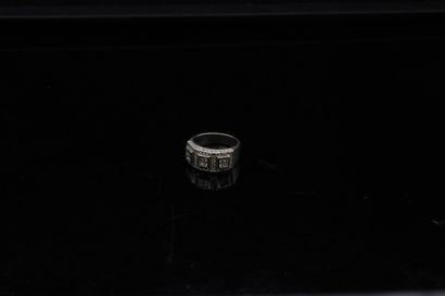 null 18k (750) white gold ring set with princess-cut diamonds and paved with round...