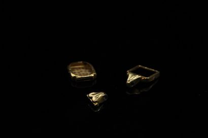 Débris d'or jaune 18k (750) : trois éléments.

Poids...