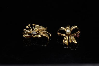 Lot of two 18k (750) yellow gold brooches,...