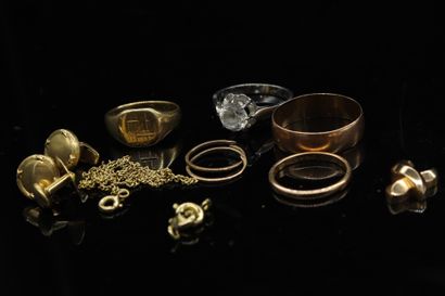 null Lot of gold title various including rings, chains, ring decorated with a stone...