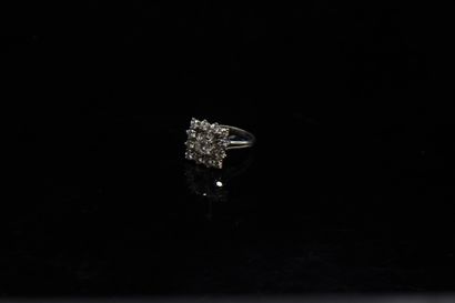 null 18k (750) white gold ring set with a diamond of about 0.50 ct in a circle of...
