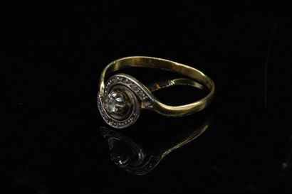 null Ring in 18k (750) yellow gold with a small diamond in a circle of diamonds (missing).



Finger...