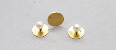 null Lot of three 18k (750) yellow gold breastplate buttons each with a pearl. 

In...