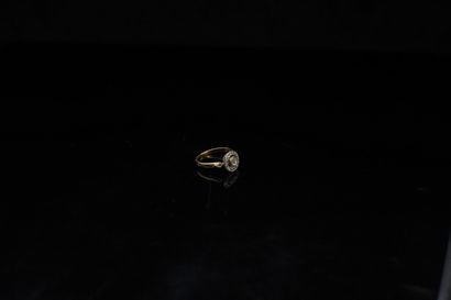 null Small ring in yellow gold and white gold 18K (750) decorated with a pavement...