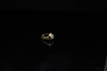 null Yellow gold ring 18K (750) decorated with a pavement of diamonds.

Eagle head...