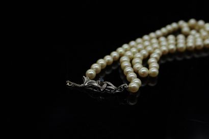 null Necklace of cultured pearl. The clasp in 18k (750) white gold decorated with...