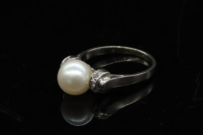 null 18k (750) white gold ring set with a cultured pearl surrounded by two lines...