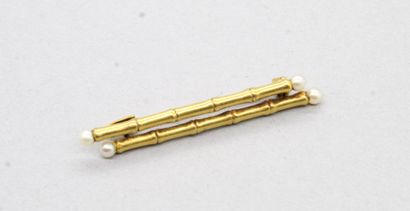 null Bamboo brooch in yellow gold 18k (750) decorated with four small pearls. 

Length...