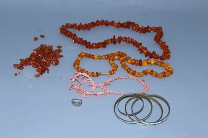 null Lot of costume jewelry including : 

- two amber necklaces and amber beads to...