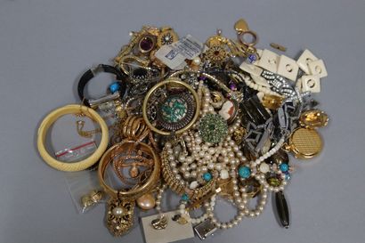null Strong lot of costume jewelry including: 

-Rings 

- Necklaces

- Earrings...
