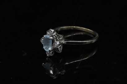 null 18k (750) white gold ring set with an oval aquamarine and four round diamonds....