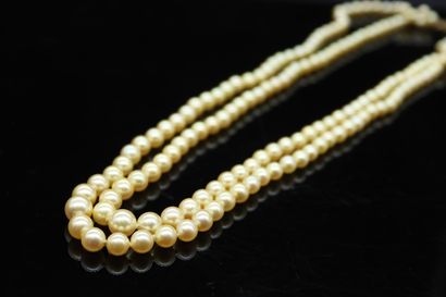 Necklace of cultured pearls. 

Yellowed....