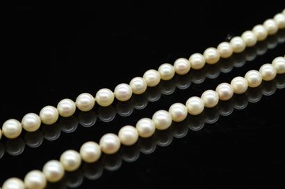Necklace of cultured pearls.the clasp in...